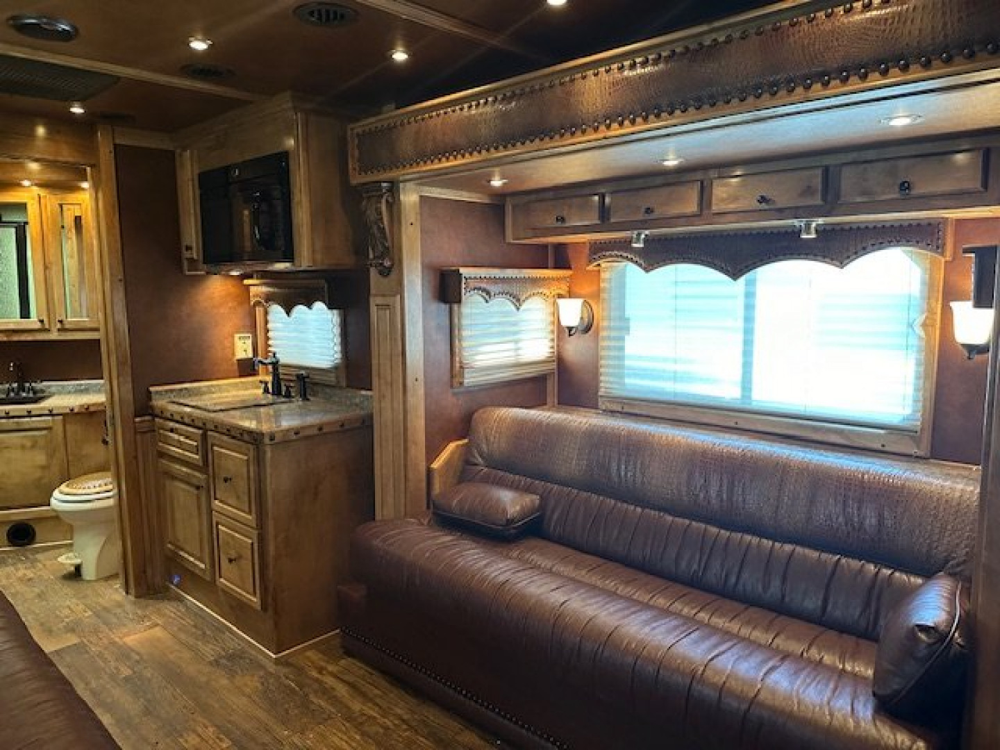 Used 2014 CIMARRON TRAILERS 3 Horse 17' Outlaw Living Quarters Horse Trailer