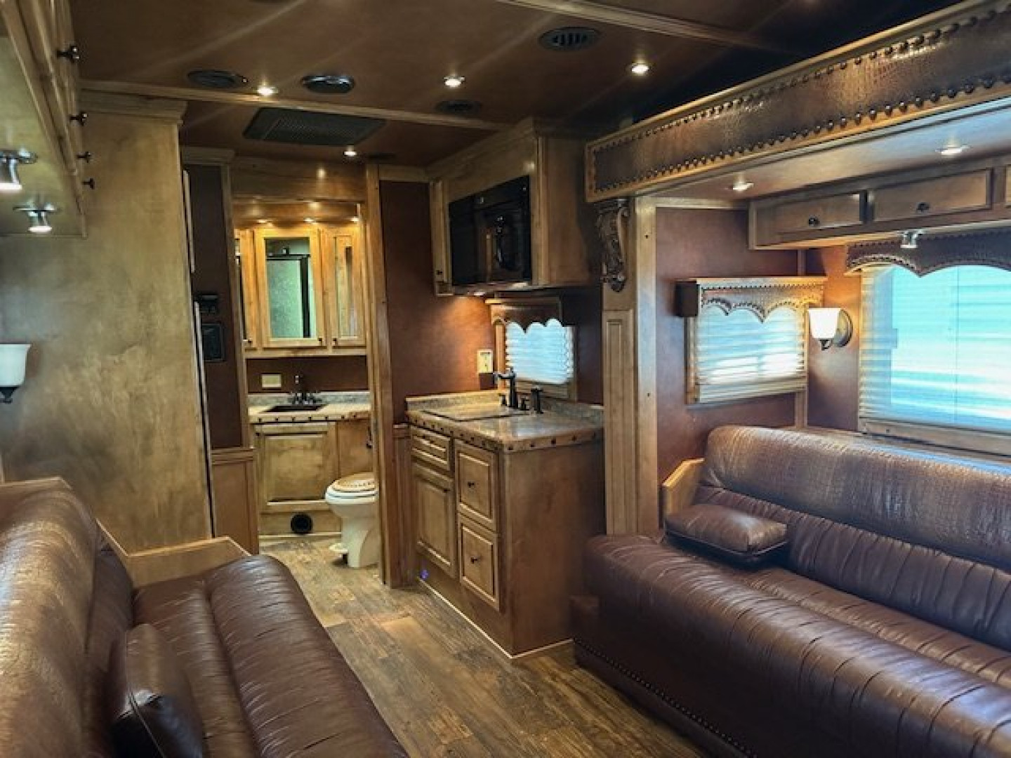 Used 2014 CIMARRON TRAILERS 3 Horse 17' Outlaw Living Quarters Horse Trailer