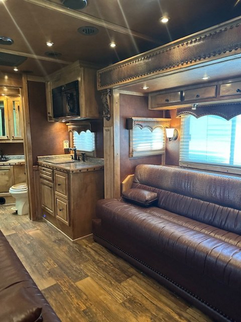 Used 2014 CIMARRON TRAILERS 3 Horse 17' Outlaw Living Quarters Horse Trailer
