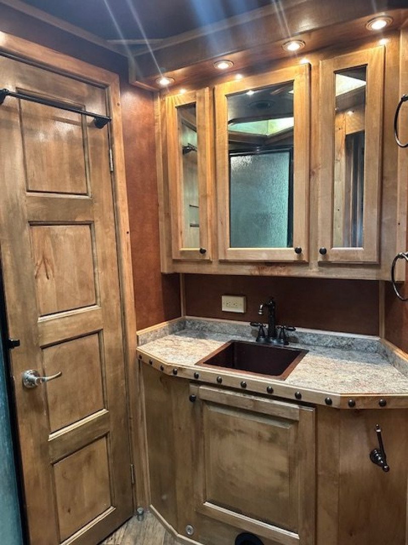 Used 2014 CIMARRON TRAILERS 3 Horse 17' Outlaw Living Quarters Horse Trailer