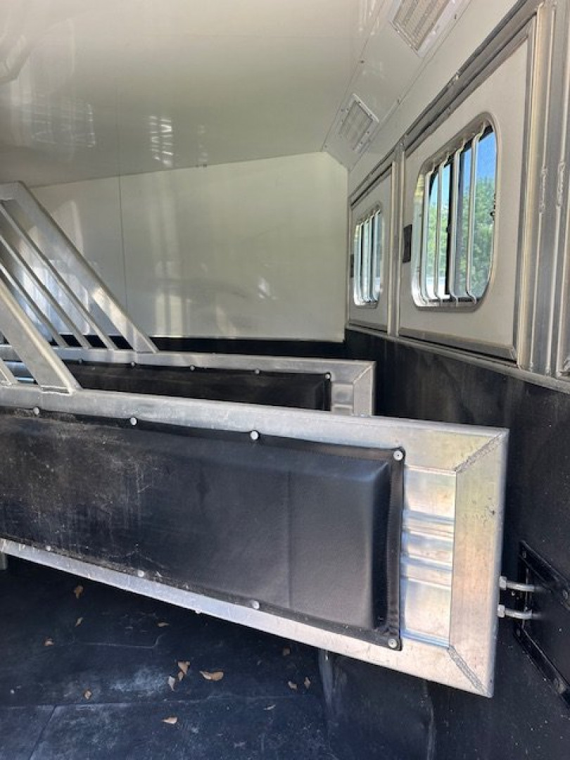 Used 2014 CIMARRON TRAILERS 3 Horse 17' Outlaw Living Quarters Horse Trailer