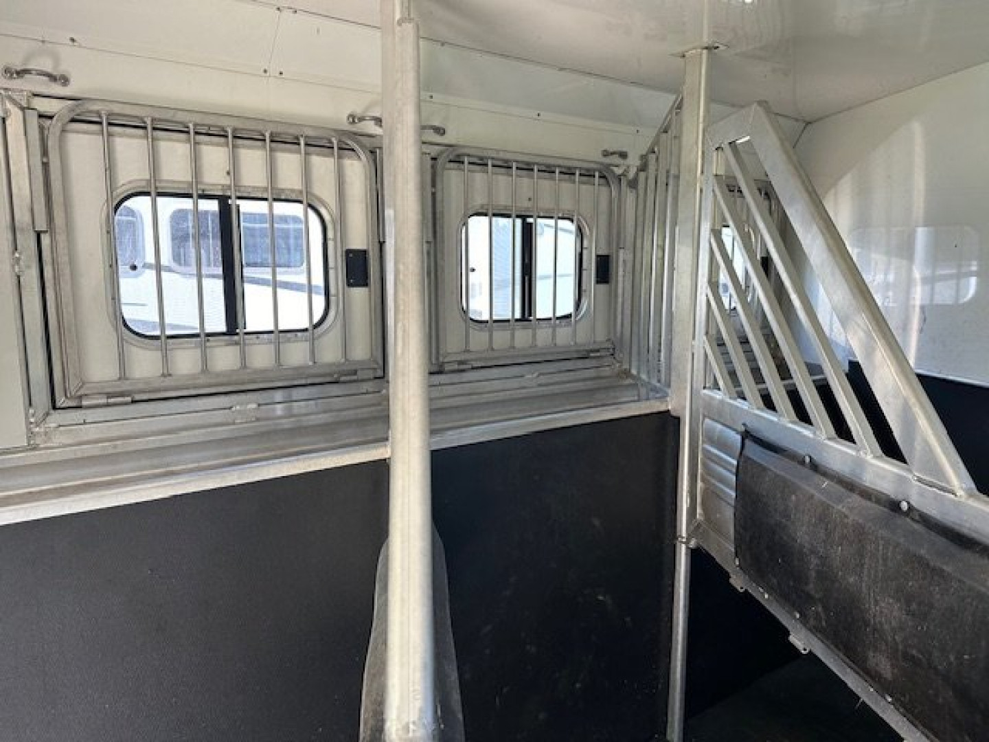 Used 2014 CIMARRON TRAILERS 3 Horse 17' Outlaw Living Quarters Horse Trailer