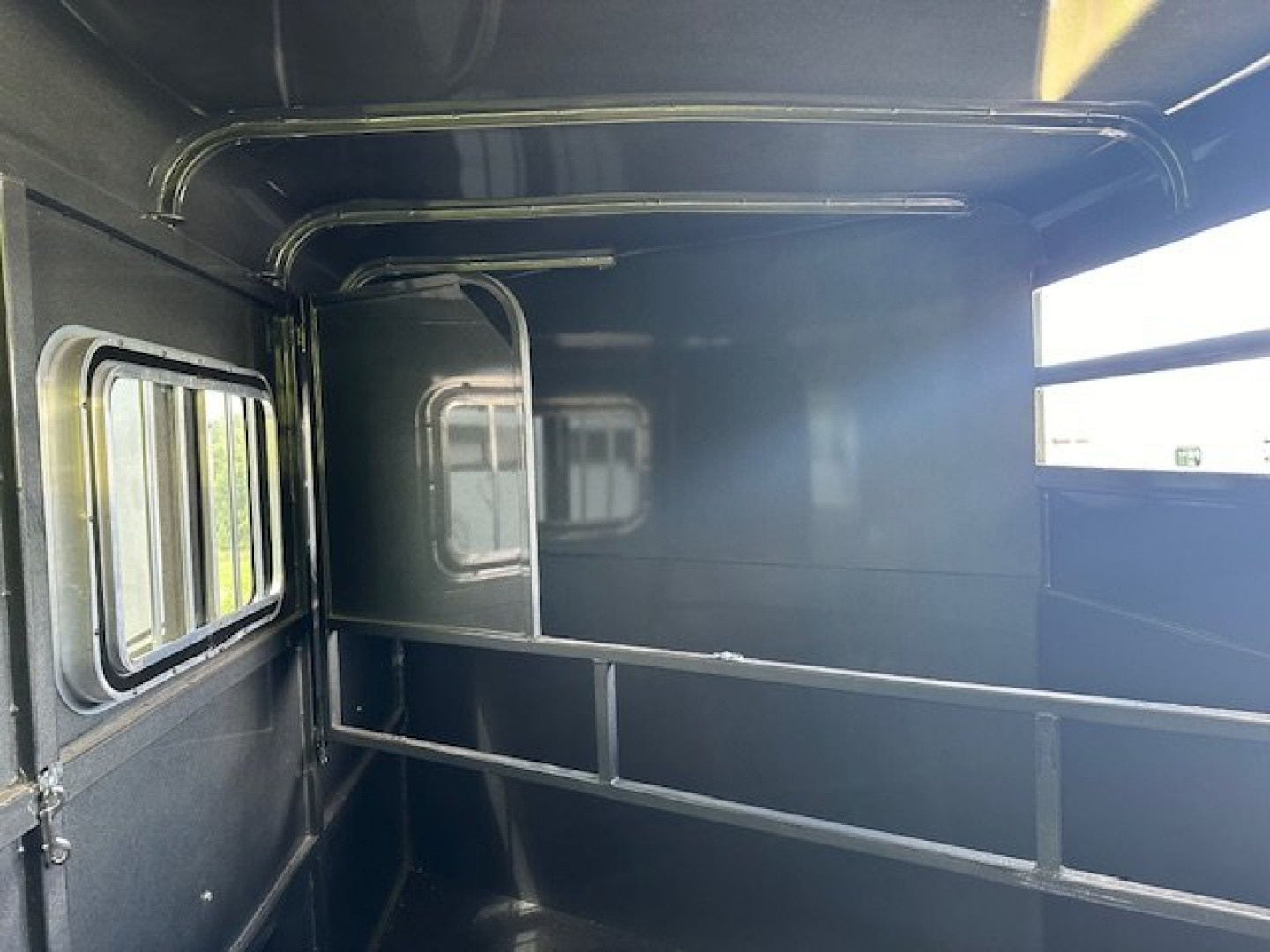 New 2025 BEE 2 Horse Slant Load w/Drops Bumper pull Horse trailer