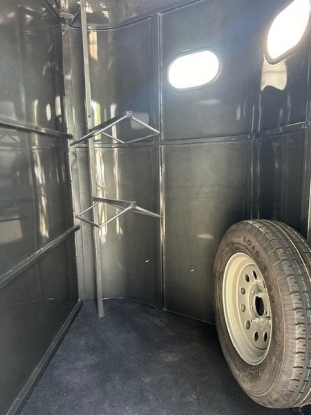 New 2025 BEE 2 Horse Slant Load w/Drops Bumper pull Horse trailer