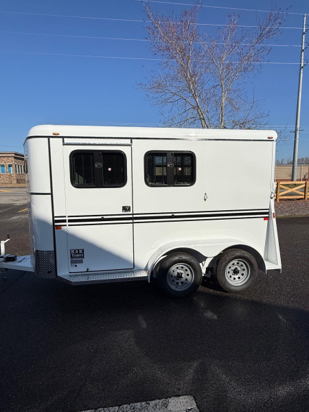 New 2026 Bee 2 Horse Slant Load BP w/Drops & Escape Door Horse Trailer