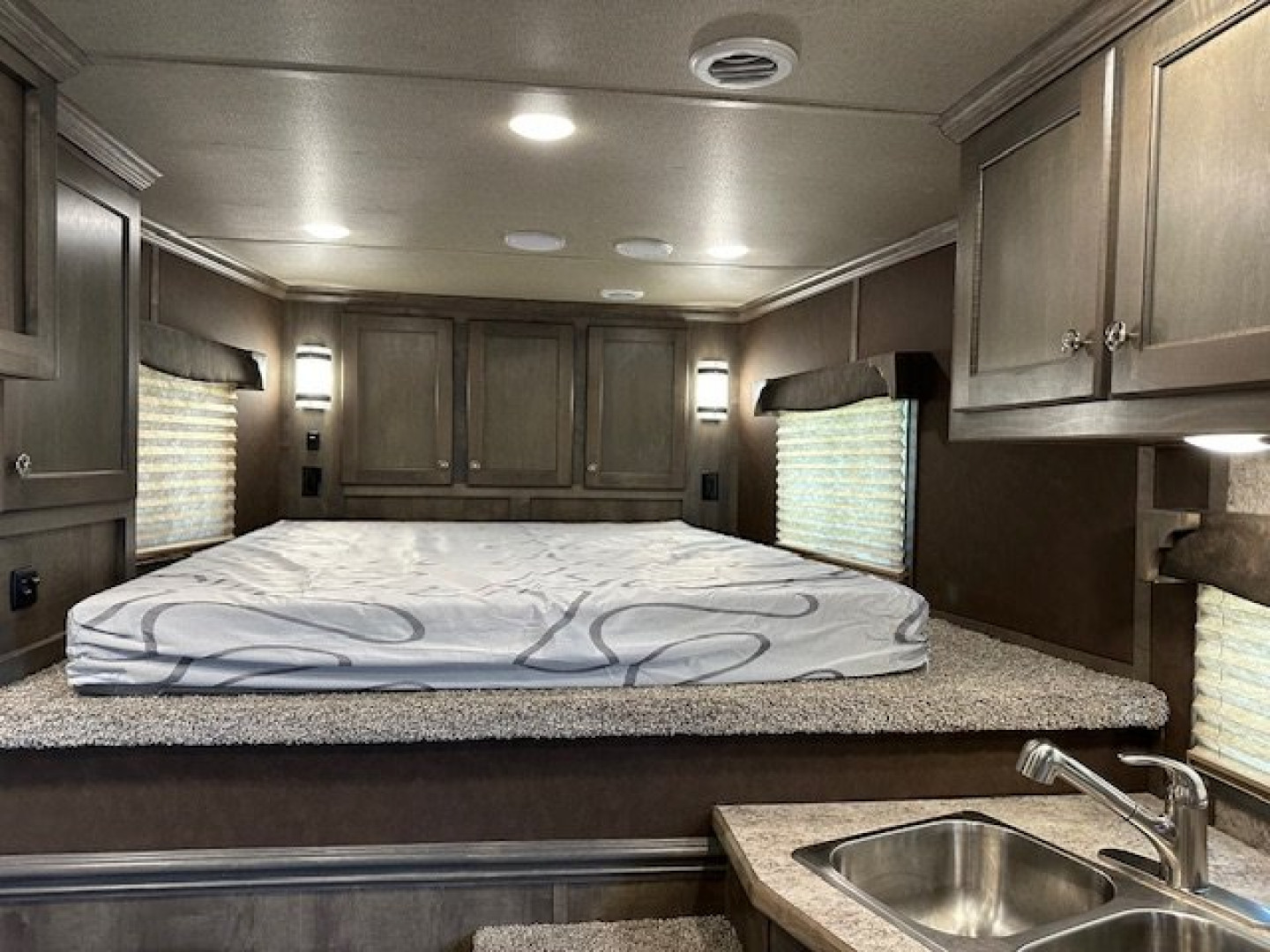 Consignment 2024 MERHOW TRAILERS 3 Horse 10' Living Quarters Horse Trailer