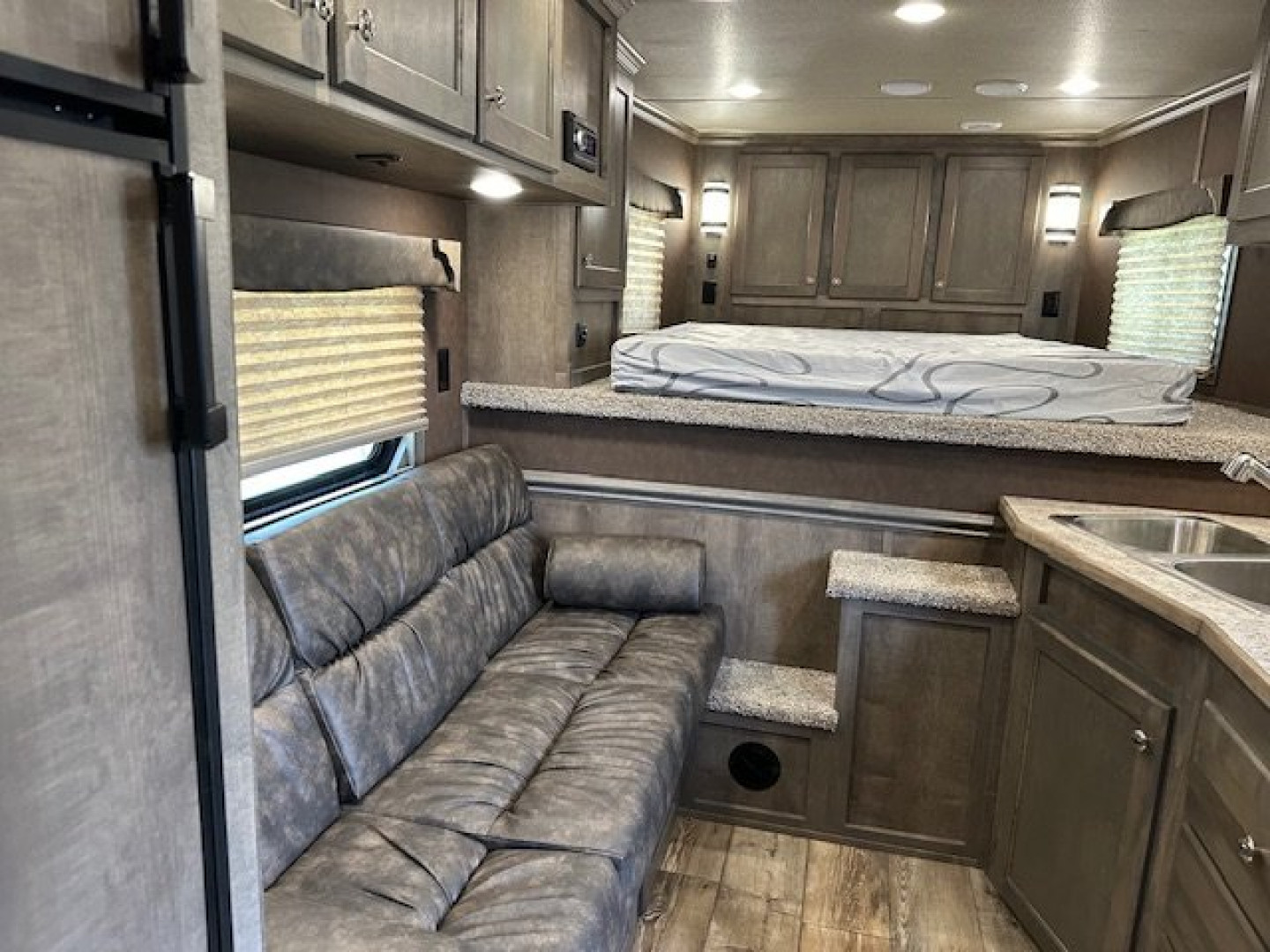 Consignment 2024 MERHOW TRAILERS 3 Horse 10' Living Quarters Horse Trailer