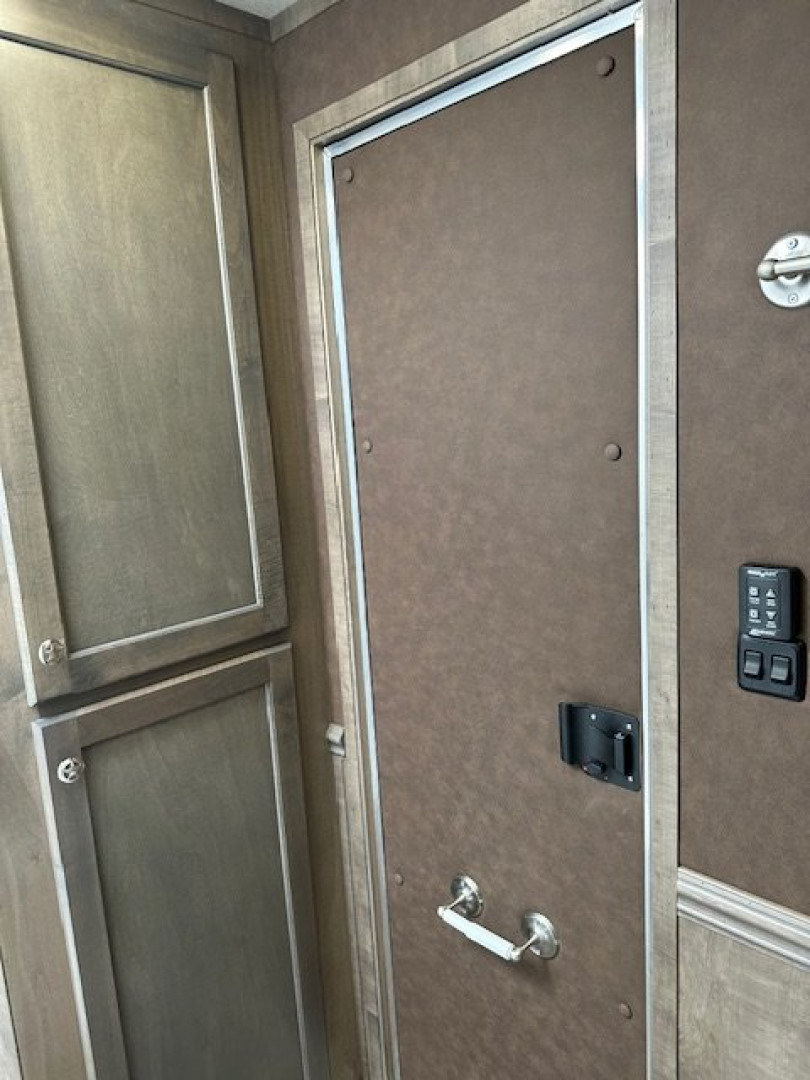 Consignment 2024 MERHOW TRAILERS 3 Horse 10' Living Quarters Horse Trailer