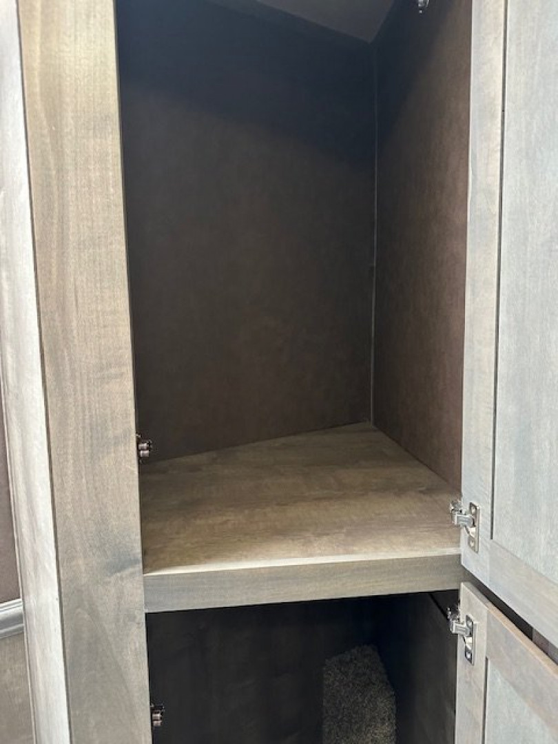 Consignment 2024 MERHOW TRAILERS 3 Horse 10' Living Quarters Horse Trailer