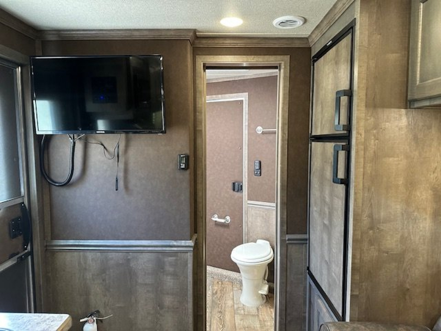 Consignment 2024 MERHOW TRAILERS 3 Horse 10' Living Quarters Horse Trailer