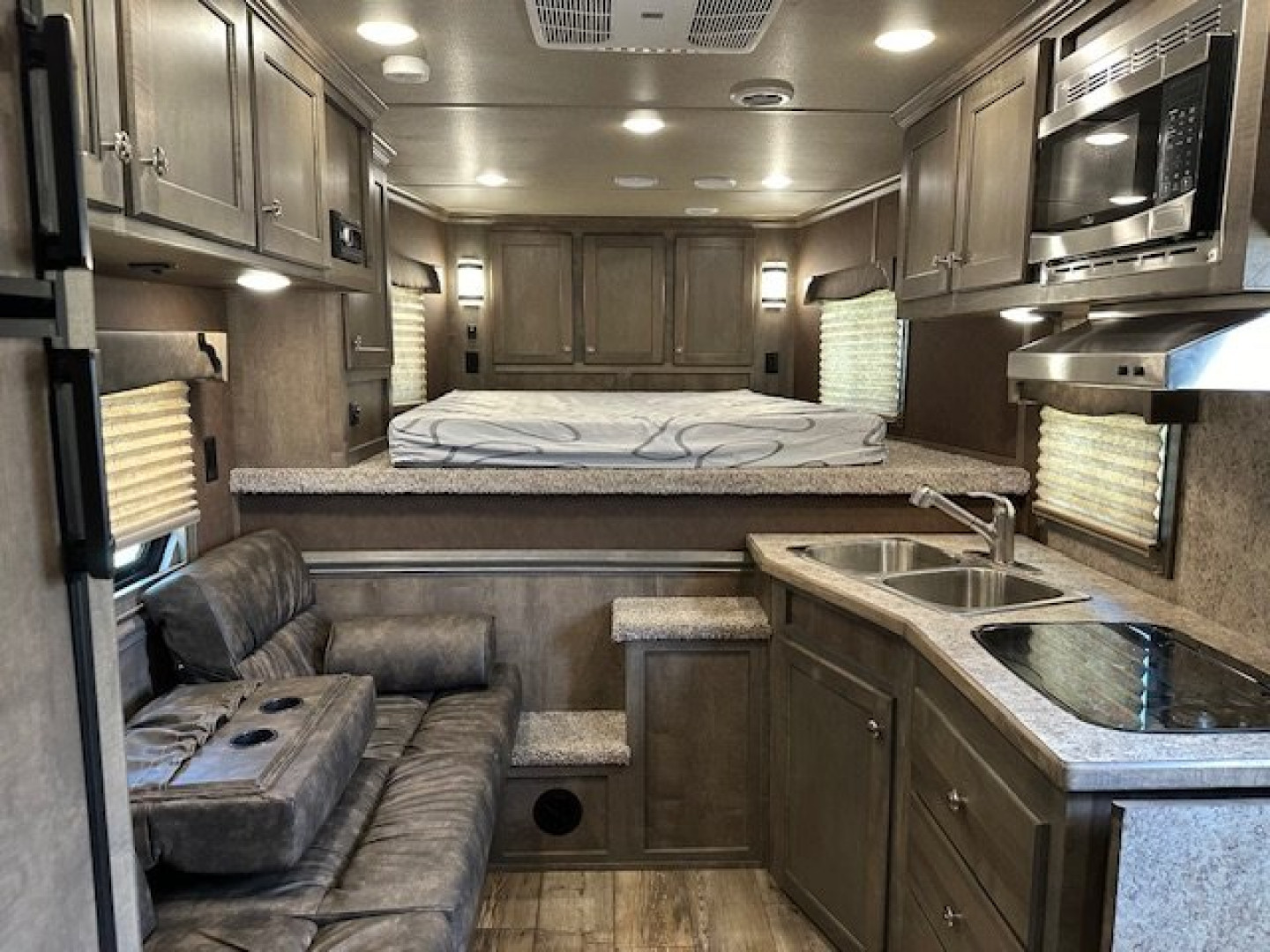 Consignment 2024 MERHOW TRAILERS 3 Horse 10' Living Quarters Horse Trailer