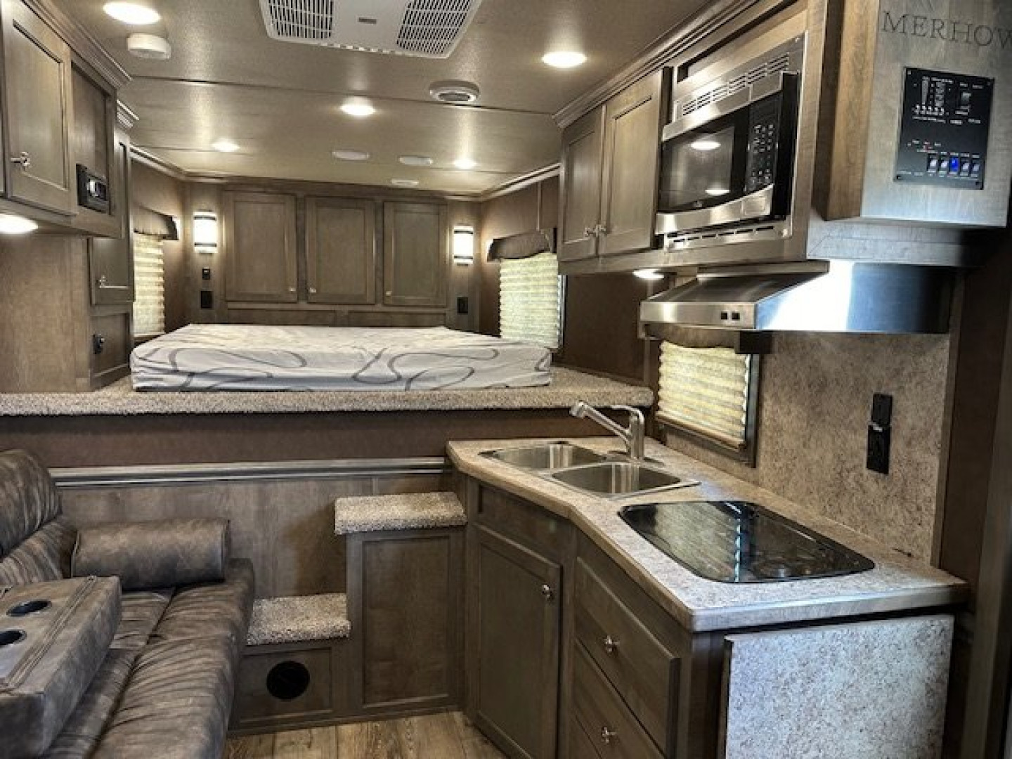 Consignment 2024 MERHOW TRAILERS 3 Horse 10' Living Quarters Horse Trailer