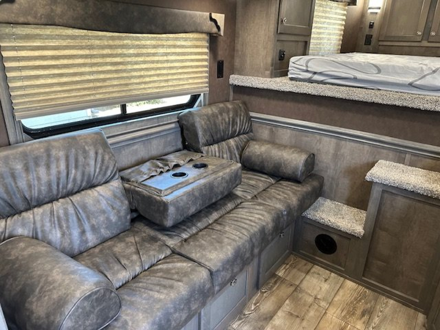 Consignment 2024 MERHOW TRAILERS 3 Horse 10' Living Quarters Horse Trailer