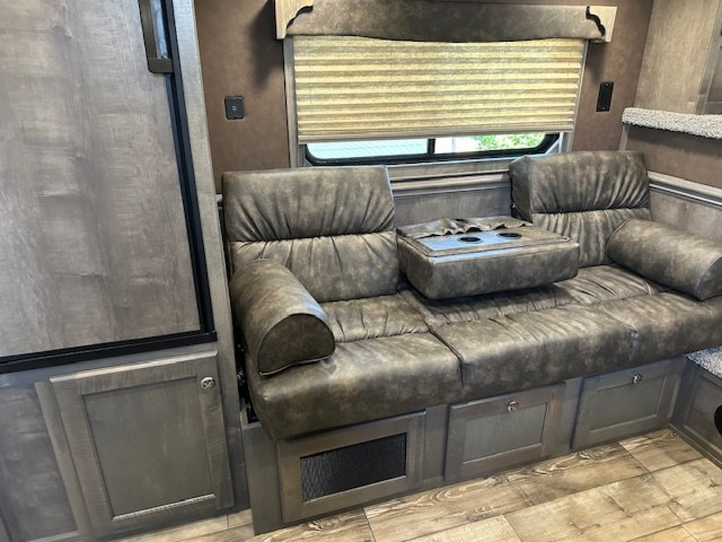 Consignment 2024 MERHOW TRAILERS 3 Horse 10' Living Quarters Horse Trailer