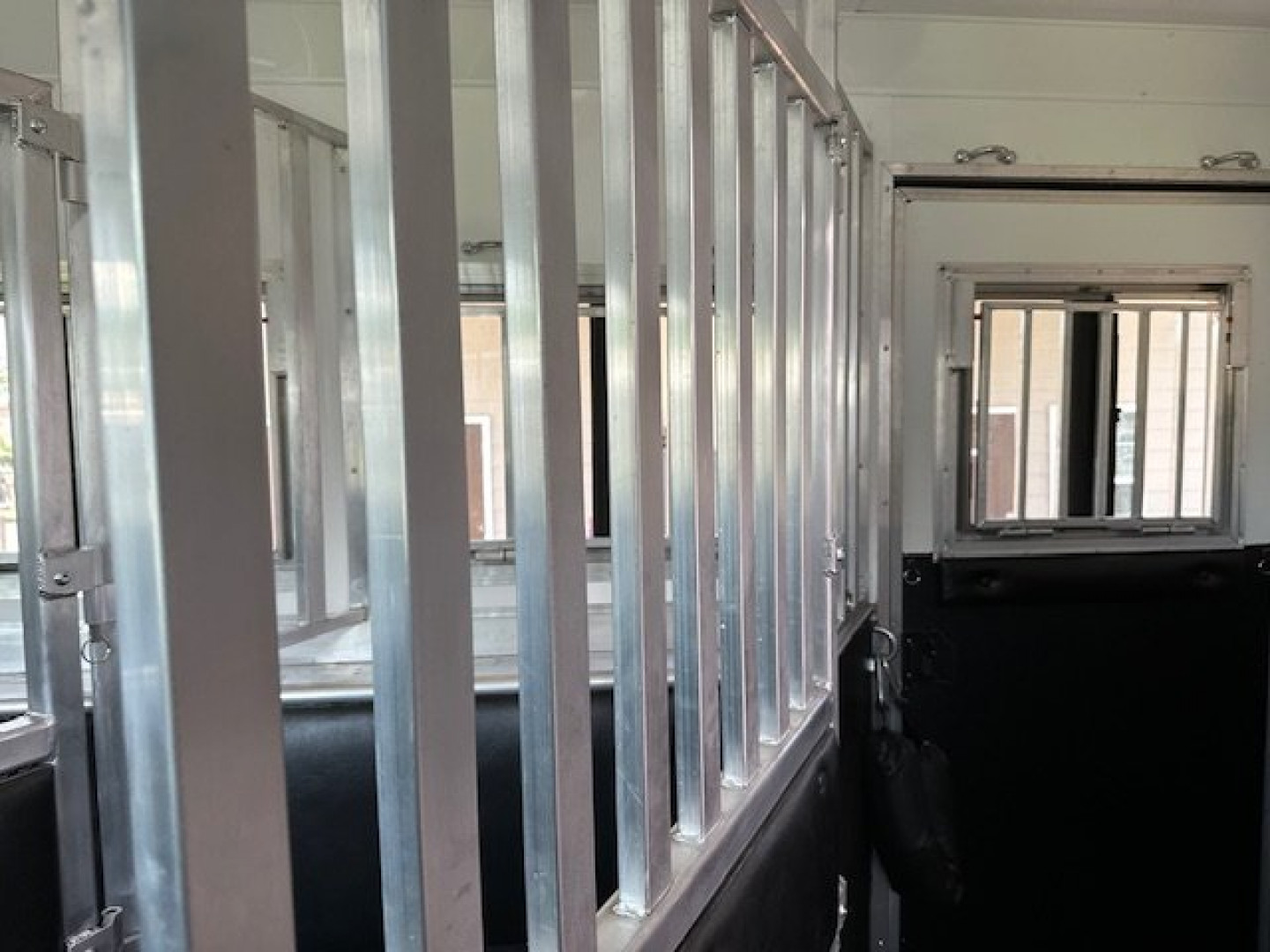 Consignment 2024 MERHOW TRAILERS 3 Horse 10' Living Quarters Horse Trailer
