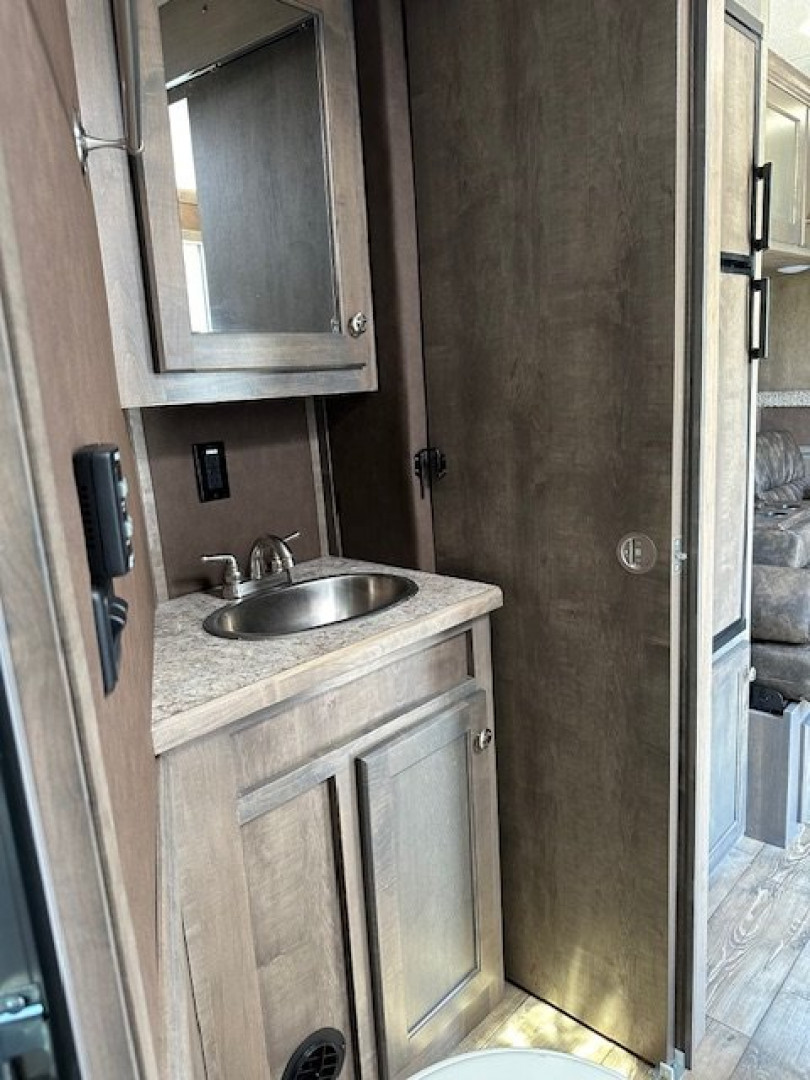 Consignment 2024 MERHOW TRAILERS 3 Horse 10' Living Quarters Horse Trailer