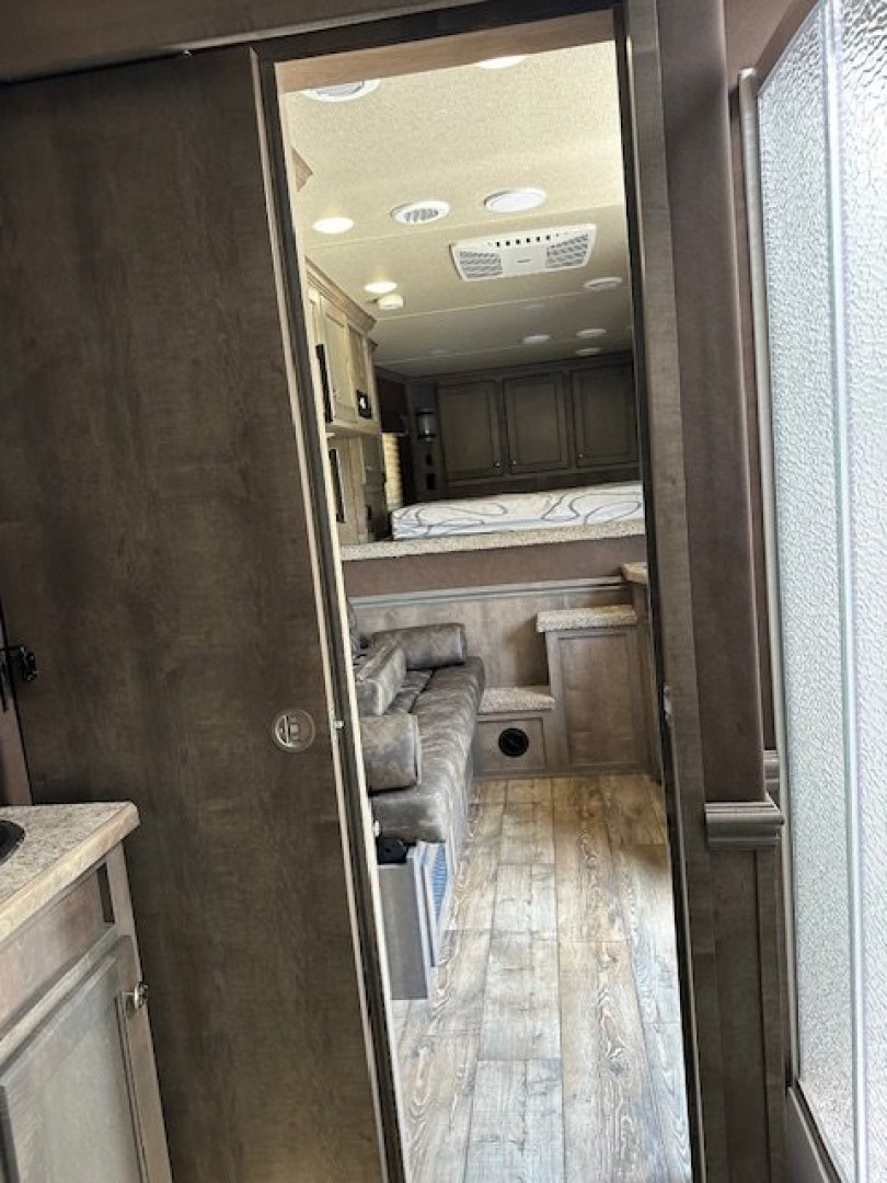 Consignment 2024 MERHOW TRAILERS 3 Horse 10' Living Quarters Horse Trailer