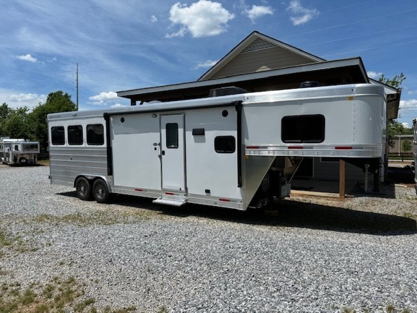 Consignment 2024 MERHOW TRAILERS 3 Horse 10' Living Quarters Horse Trailer