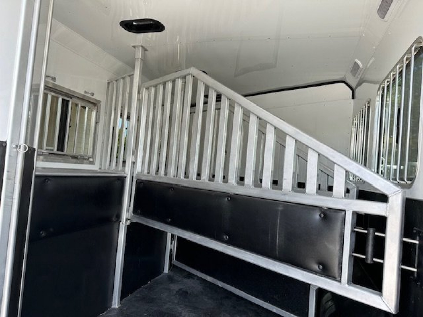 Consignment 2024 MERHOW TRAILERS 3 Horse 10' Living Quarters Horse Trailer