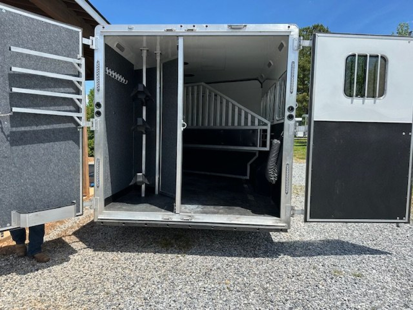 Consignment 2024 MERHOW TRAILERS 3 Horse 10' Living Quarters Horse Trailer