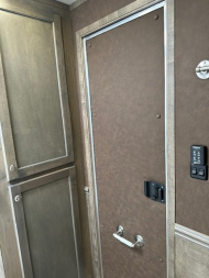 Consignment 2024 MERHOW TRAILERS 3 Horse 10' Living Quarters Horse Trailer