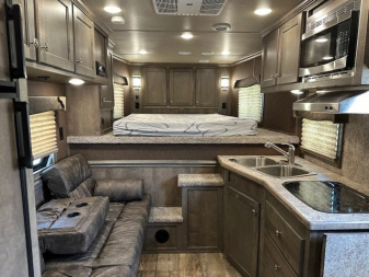Consignment 2024 MERHOW TRAILERS 3 Horse 10' Living Quarters Horse Trailer