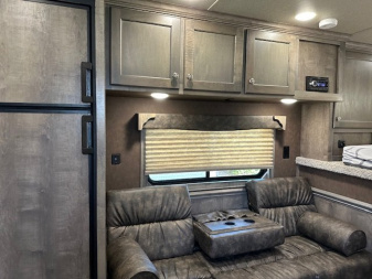 Consignment 2024 MERHOW TRAILERS 3 Horse 10' Living Quarters Horse Trailer