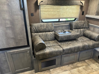 Consignment 2024 MERHOW TRAILERS 3 Horse 10' Living Quarters Horse Trailer