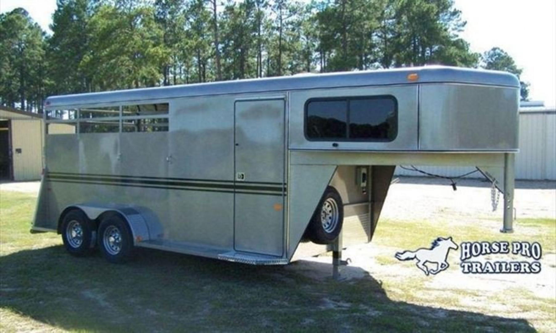 New 2025 BEE 3 Horse Slant Load GN Horse Trailer