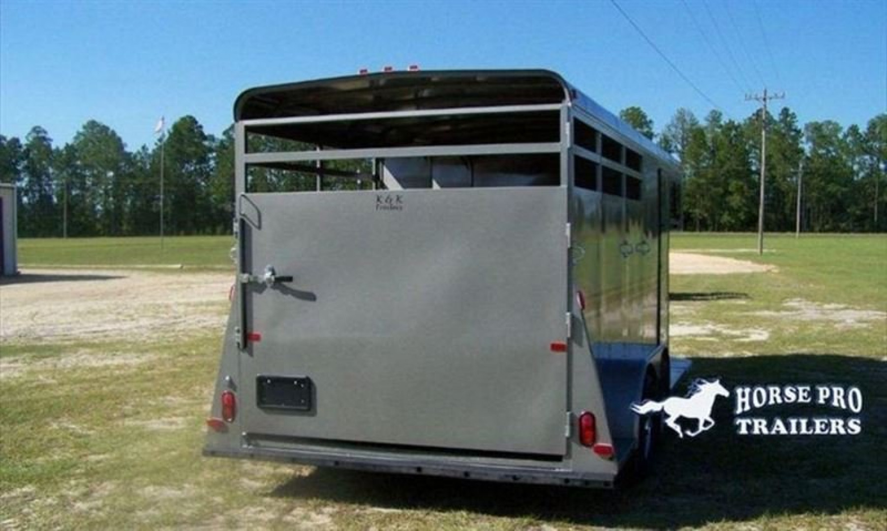 New 2025 BEE 3 Horse Slant Load GN Horse Trailer