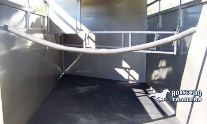 New 2025 BEE 3 Horse Slant Load GN Horse Trailer