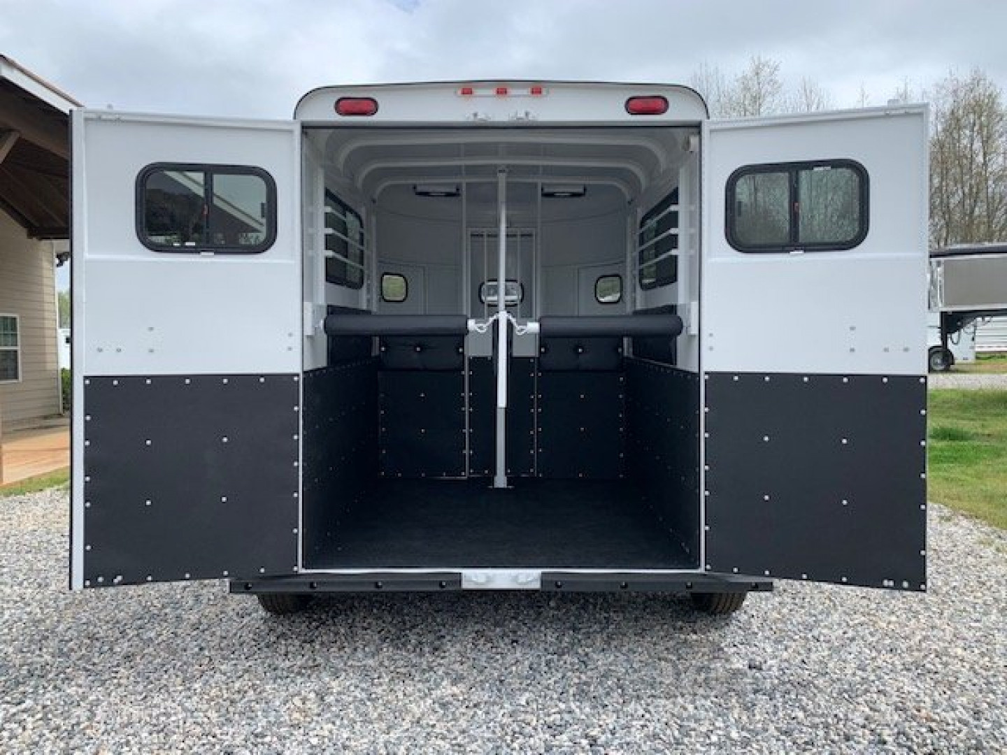 New 2025 BEE 2 Horse Straight Load BP Horse Trailer