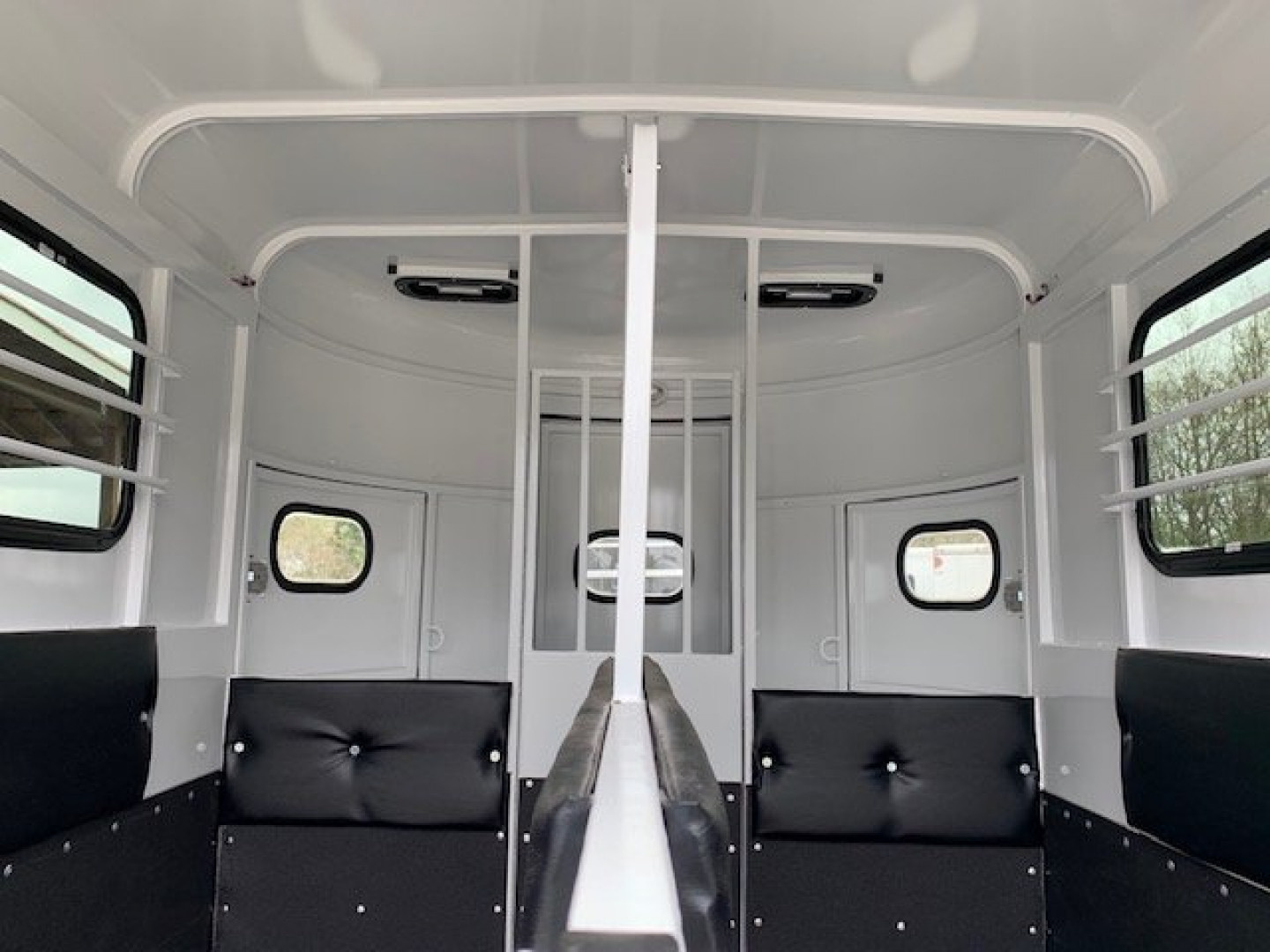 New 2025 BEE 2 Horse Straight Load BP Horse Trailer