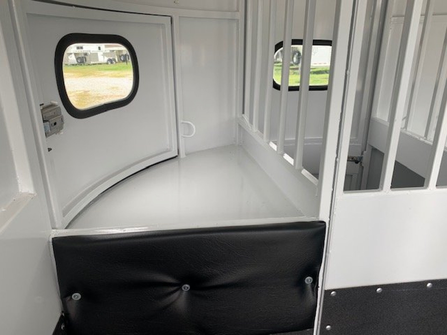 New 2025 BEE 2 Horse Straight Load BP Horse Trailer