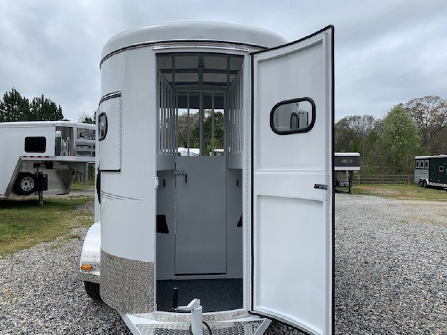 New 2025 BEE 2 Horse Straight Load BP Horse Trailer