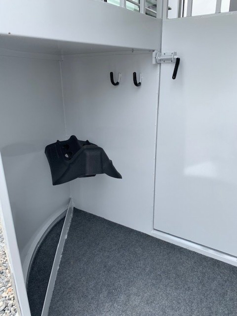 New 2025 BEE 2 Horse Straight Load BP Horse Trailer