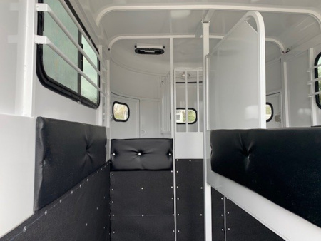 New 2025 BEE 2 Horse Straight Load BP Horse Trailer