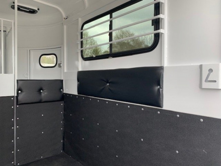 New 2025 BEE 2 Horse Straight Load BP Horse Trailer