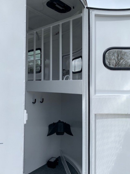 New 2025 BEE 2 Horse Straight Load BP Horse Trailer