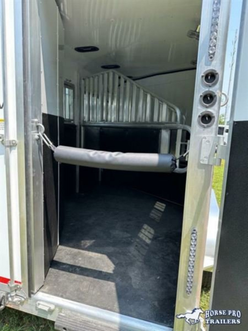 New 2023 Merhow Trailers 3 Horse Slant Gooseneck Next Gen Horse Trailer