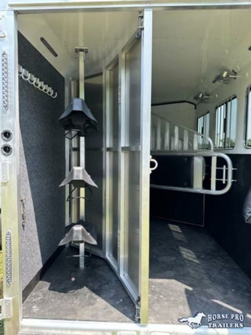 New 2023 Merhow Trailers 3 Horse Slant Gooseneck Next Gen Horse Trailer