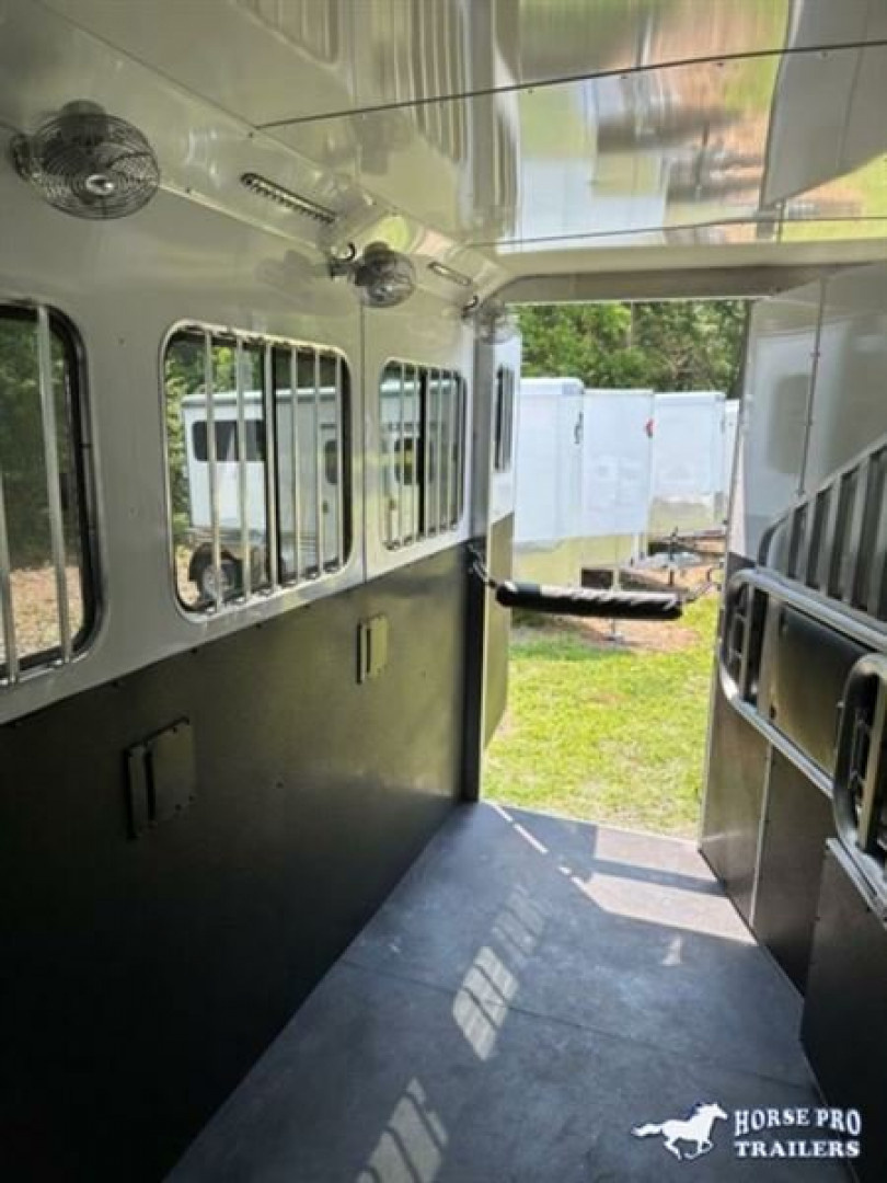 New 2023 Merhow Trailers 3 Horse Slant Gooseneck Next Gen Horse Trailer