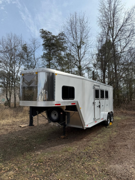 New 2023 Merhow Trailers 3 Horse Slant Gooseneck Next Gen Horse Trailer