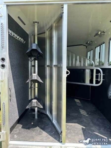 New 2023 Merhow Trailers 3 Horse Slant Gooseneck Next Gen Horse Trailer