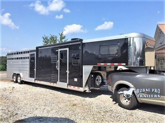 New 2025 CIMARRON TRAILERS Lonestar Living Quarters Midtack Horse Trailer