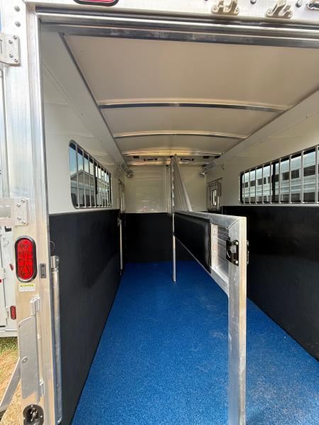 Consignment 2025 Cimarron Trailers Norstar 2 Horse Straightload Gooseneck w/WERM Horse Trailer