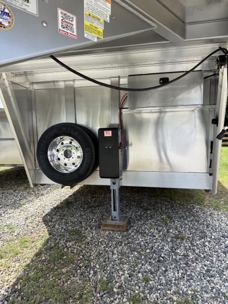New 2027 Cimarron Trailers Norstar 6 Horse Head-To-Head +2 Horse Trailer