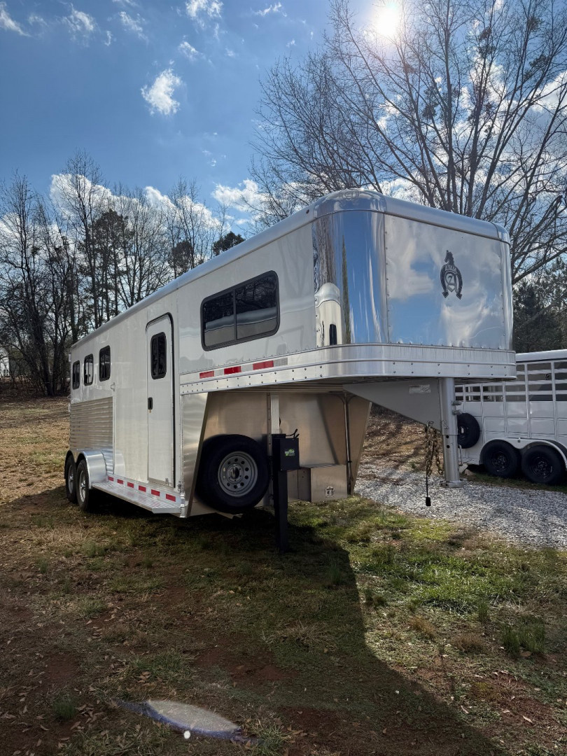New 2024 Adam Excursion 3 Horse Slant Gooseneck Horse Trailer