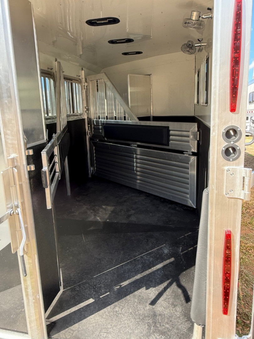 New 2024 Adam Excursion 3 Horse Slant Gooseneck Horse Trailer