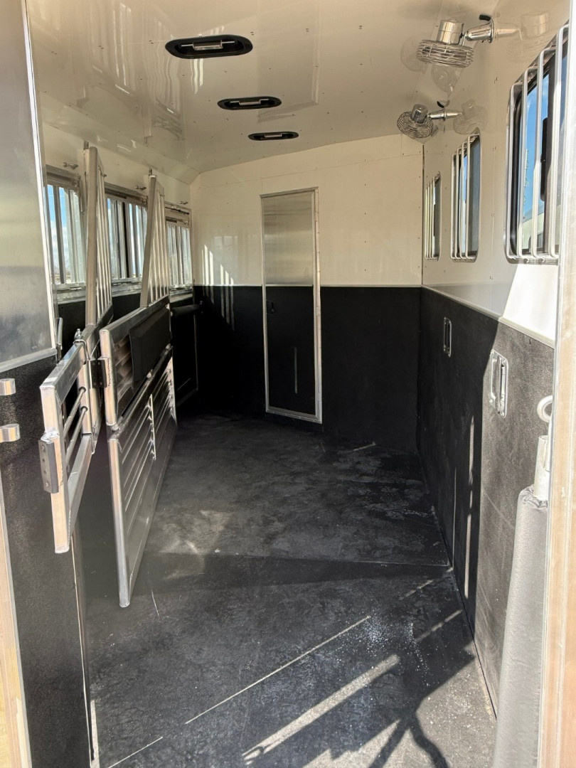 New 2024 Adam Excursion 3 Horse Slant Gooseneck Horse Trailer